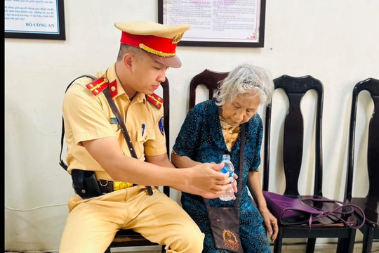 Giúp đỡ cụ bà 82 tuổi bị lạc đường trở về nhà