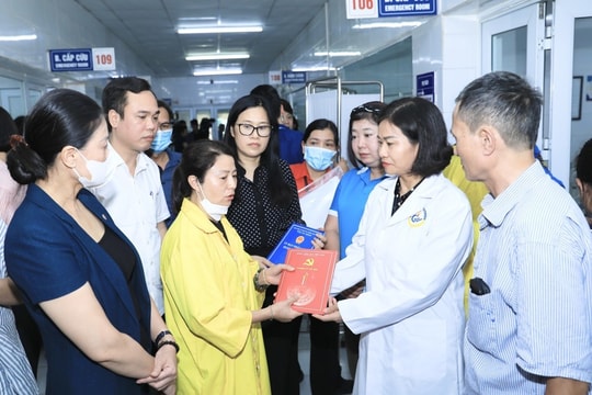 Tiếp nhận ủng hộ nạn nhân vụ cháy qua MTTQ phường Trung Hoà