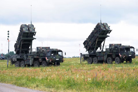 Tây Ban Nha chuyển tên lửa, xe tăng cho Ukraine