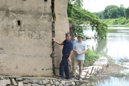 Ứng Hòa: Sạt lở bờ sông Đáy làm hư hỏng công trình của 150 hộ dân
