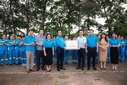 Chủ tịch Tổng LĐLĐ Việt Nam thăm, tặng quà công nhân Công ty TNHH MTV Môi trường đô thị Hà Nội