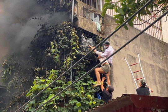 Chia sẻ của "người hùng" cõng 2 cô gái thoát nạn trong vụ cháy nhà tại phường Phú Lương