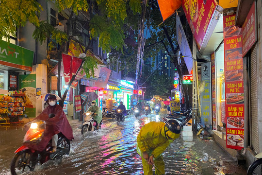 Hà Nội: Mưa lớn, không ùn tắc tại những điểm đọng nước