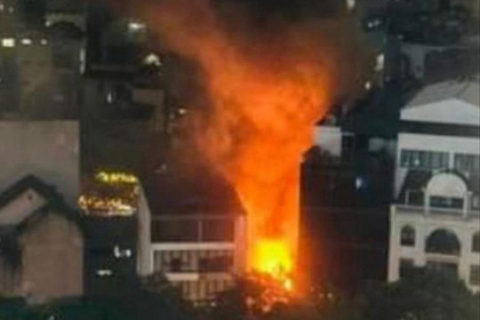 Hà Nội: Cháy nhà hàng trên phố Duy Tân trong mưa