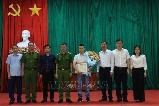 Hà Nội: Khen thưởng công dân cõng 2 người thoát khỏi đám cháy