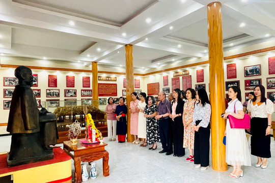 Đoàn nhà báo Thủ đô thăm một số khu di tích lịch sử ở Thái Nguyên