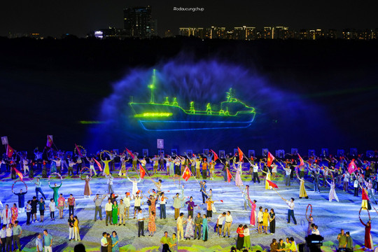 Hơn 1.000 nghệ sĩ trình diễn vở đại nhạc kịch trên sông Sài Gòn