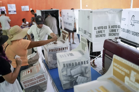 Cử tri Mexico đi bỏ phiếu trong cuộc bầu cử lịch sử