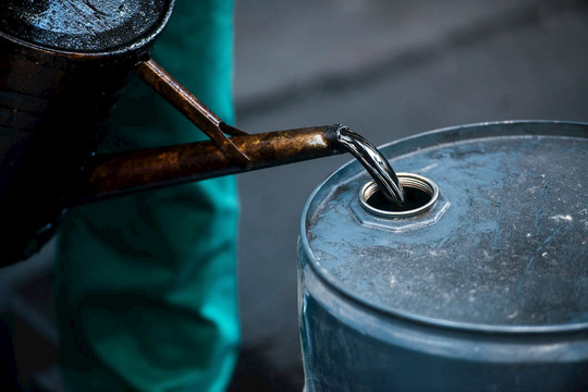 Giá dầu trượt dốc bất chấp OPEC+ kéo dài thời gian cắt giảm sản lượng