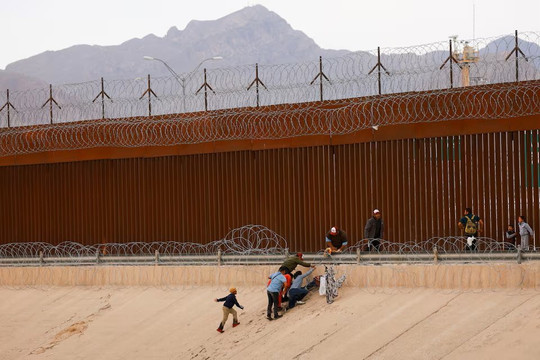 Tổng thống Mỹ ký lệnh ngăn người nhập cư trái phép