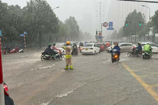 Cảnh sát dầm mình trong mưa dông, hướng dẫn, phân luồng giao thông