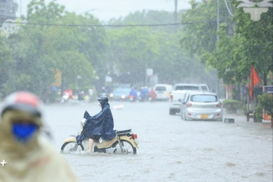 Người dân Thủ đô chật vật đi làm dưới cơn mưa như trút