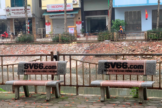 Hàng loạt ghế đá dọc sông Sét bị phun sơn quảng cáo web cờ bạc