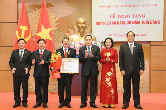 Chủ tịch Quốc hội Trần Thanh Mẫn dự Lễ trao huy hiệu 40 năm, 30 năm tuổi Đảng