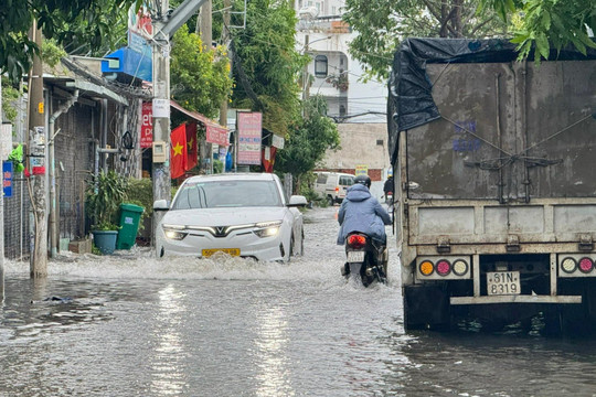 Mưa dông kéo dài, nhiều tuyến đường TP Hồ Chí Minh ngập sâu