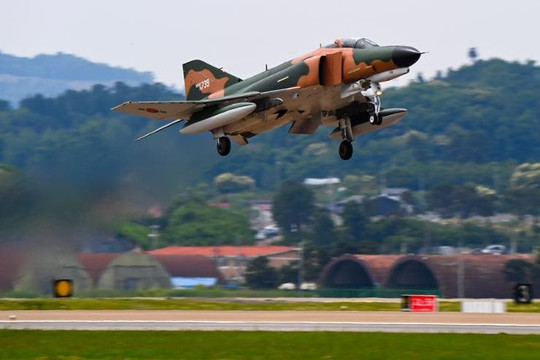 Hàn Quốc loại toàn bộ máy bay F-4 Phantom khỏi biên chế quân đội
