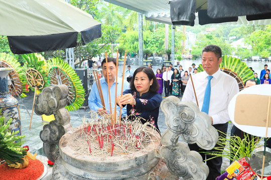 Đoàn đại biểu thành phố Hà Nội dâng hương tưởng niệm các anh hùng liệt sĩ mặt trận Vị Xuyên