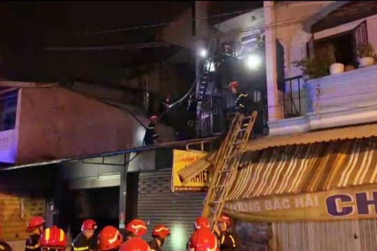 Thành phố Hồ Chí Minh: Cứu thoát 5 người trong căn nhà cháy giữa đêm