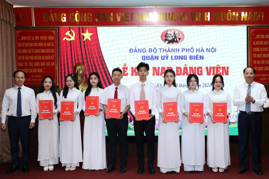 Đảng bộ quận Long Biên: Nâng cao chất lượng phát triển đảng viên