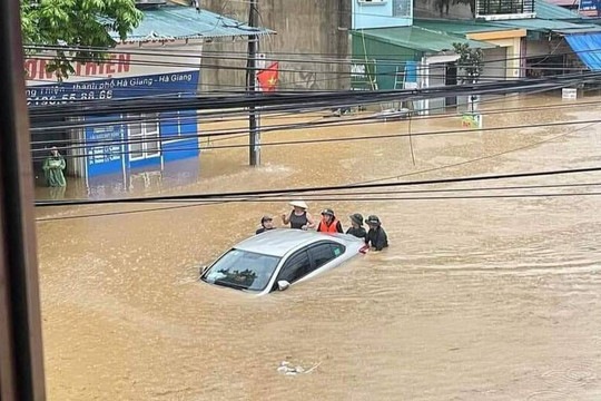 Thành phố Hà Giang ngập sâu, một số tuyến đường tê liệt