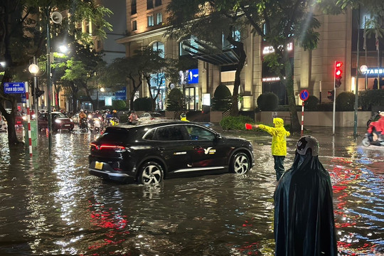 Cảnh sát Hà Nội bảo đảm an toàn giao thông trong mùa mưa bão
