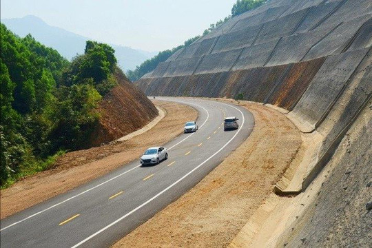 Đề xuất đầu tư khoảng 7.000 tỷ đồng mở rộng Cao tốc Cam Lộ - La Sơn