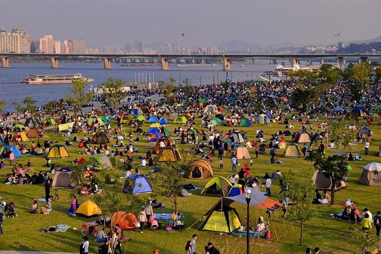 “Đánh thức” du lịch sông Hồng: Người dân và du khách cắm trại bên sông Hàn (thủ đô Seoul, Hàn Quốc)