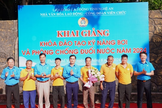 Tổ chức lớp học bơi cho con của đoàn viên tại Nhà Văn hoá Lao động tỉnh Nghệ An