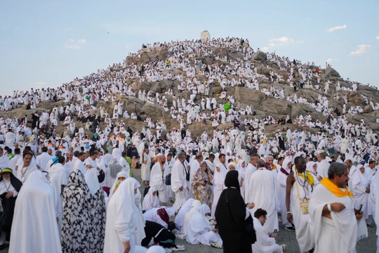 Hàng triệu người vượt nắng nóng dự lễ hành hương Hajj ở Saudi Arabia
