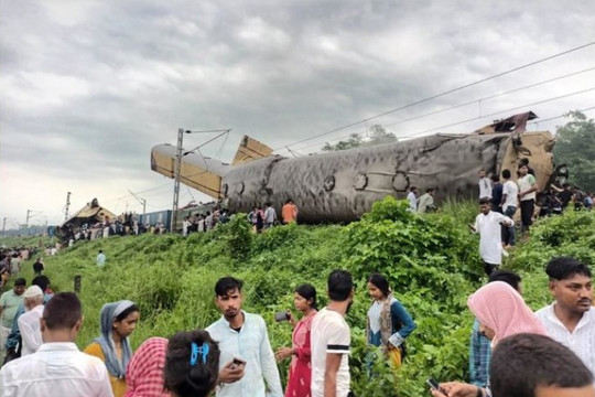 Ấn Độ: Tàu chở khách va chạm với tàu hàng, nhiều người thương vong