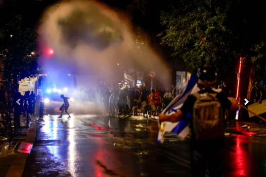 Cảnh sát Israel dùng vòi rồng giải tán biểu tình phản đối chiến tranh