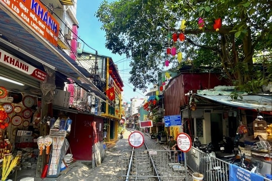 Cần xử lý nghiêm vi phạm hành lang an toàn giao thông đường sắt