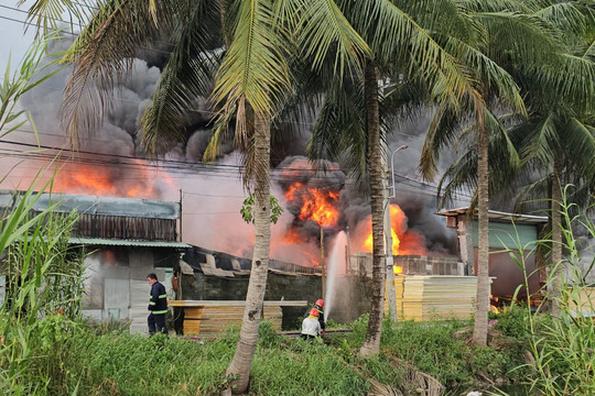 TP Hồ Chí Minh: Cháy xưởng sản xuất bột nhang, bước đầu xác định 2 người tử vong