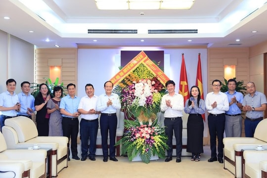 Chủ tịch HĐND Thành phố Nguyễn Ngọc Tuấn thăm, chúc mừng cơ quan báo chí và quản lý báo chí