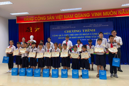 Tặng quà cho trẻ em có hoàn cảnh khó khăn tỉnh Tây Ninh