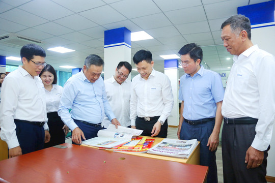 Chủ tịch UBND thành phố Hà Nội thăm, chúc mừng các cơ quan báo chí