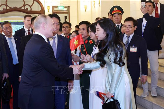 Chủ tịch nước Tô Lâm và Tổng thống Vladimir Putin gặp gỡ các thế hệ cựu sinh viên Việt Nam tại Nga