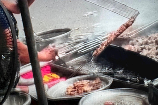 Phạt 3,5 triệu đồng chủ quán bún chả rửa thịt bằng “nước than đen”