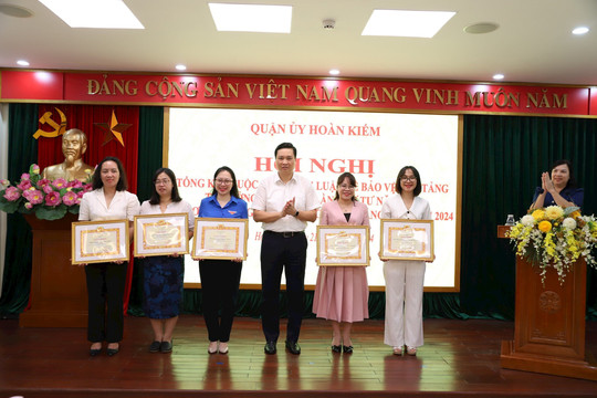 Hoàn Kiếm khen thưởng 15 tập thể trong Cuộc thi bảo vệ nền tảng tư tưởng của Đảng