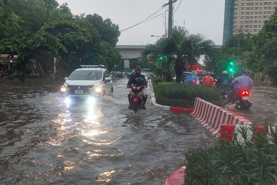 Kết thúc đợt nắng nóng, Hà Nội mưa rất to kèm nhiều loại hình thời tiết nguy hiểm