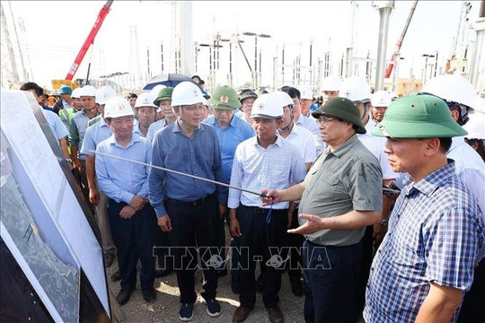 Thủ tướng Phạm Minh Chính đôn đốc, động viên lực lượng thi công đường dây tải điện 500 kV mạch 3