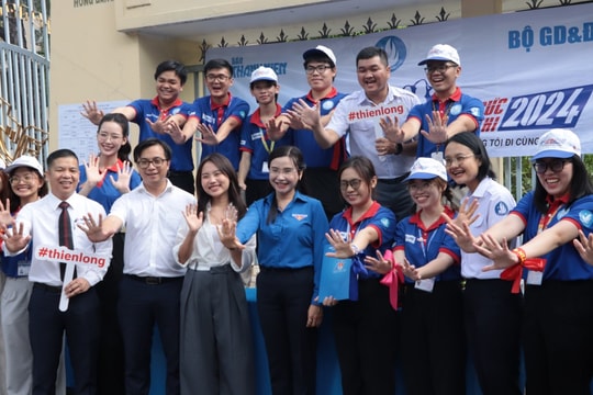 Bí thư Trung ương Đoàn thăm đội hình Tiếp sức mùa thi 2024