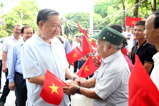 Chủ tịch nước Tô Lâm thăm, tặng quà các gia đình chính sách, tiêu biểu ở xã Đường Lâm, thị xã Sơn Tây