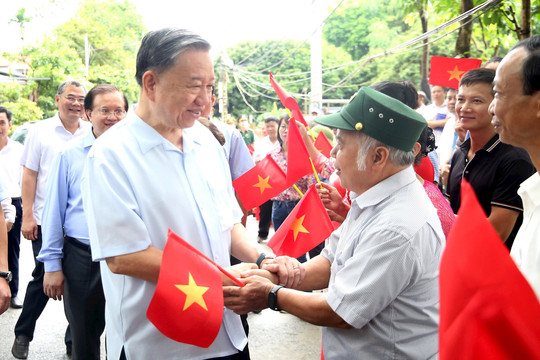 Chủ tịch nước Tô Lâm thăm, tặng quà các gia đình chính sách, tiêu biểu ở xã Đường Lâm, thị xã Sơn Tây