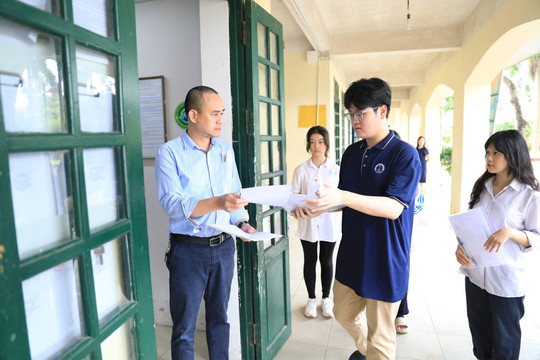 Thí sinh Hà Nội làm bài thi tổ hợp kỳ thi tốt nghiệp THPT năm 2024