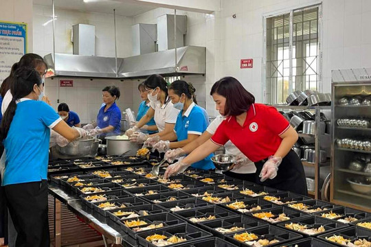 Hàng nghìn "bữa ăn 0 đồng" của phụ nữ Thủ đô tiếp sức mùa thi