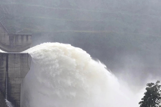 Đóng một cửa xả đáy hồ thủy điện Tuyên Quang từ 13h hôm nay