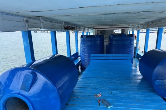 Vỡ đường ống nước, 3.000 cư dân đảo Trí Nguyên  tìm cách “cầm cự” chờ nước sạch
