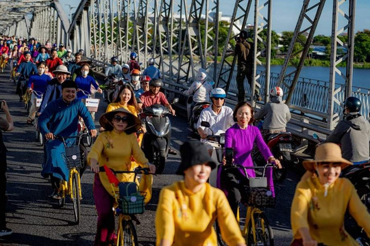 Hàng trăm người mặc áo dài đạp xe ở Huế