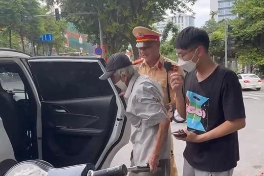 Tìm được cụ ông 75 tuổi bị lạc nhờ tương tác Zalo Phòng Cảnh sát giao thông Hà Nội